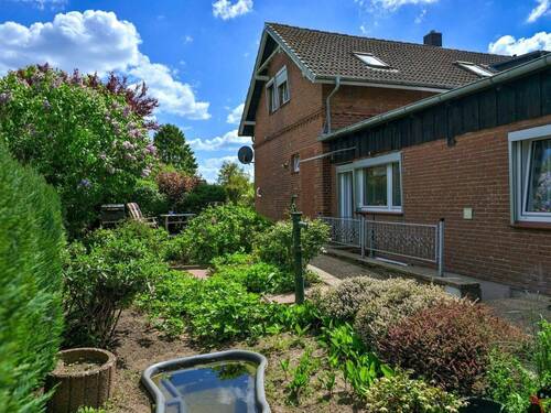 Haus Teil-/Seitenansicht zur Straße - 