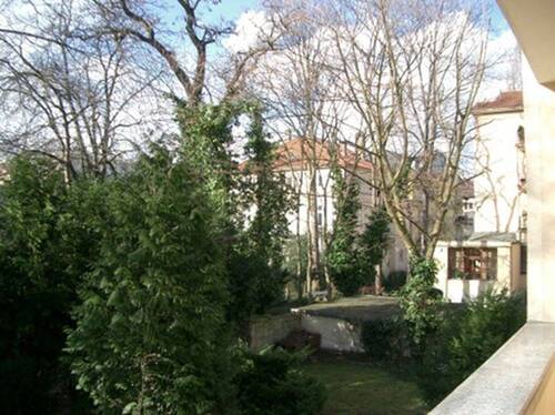 Blick vom Balkon in den Park - 