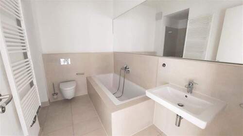 Bad mit Wanne und Dusche - 