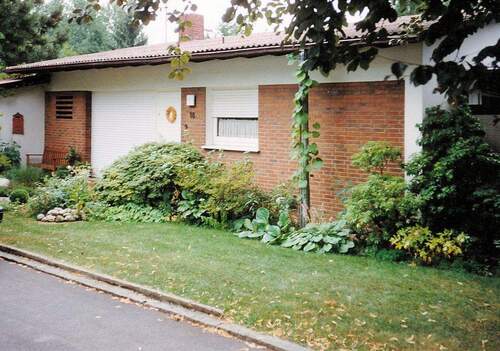 Strassenfront - Freistehendes Einfamilienhaus mit traumhaftem Garten