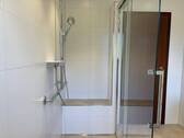 Modernisiertes Bad mit ebenerdiger Dusche - 