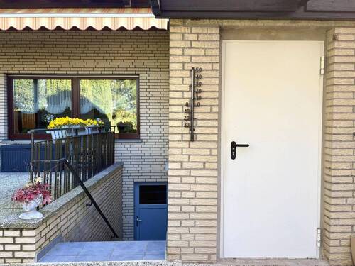 Kelleraußentreppe und Zugang zur Garage - 