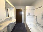 Tageslicht-Bad mit Wanne und Dusche - 
