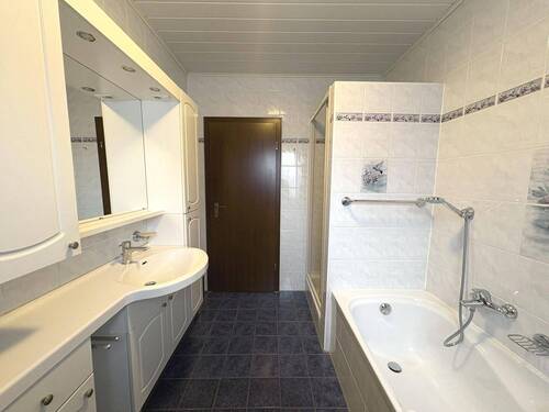 Tageslicht-Bad mit Wanne und Dusche - 
