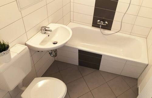 Bad mit Wanne - 2 Zimmer Etagenwohnung in Chemnitz