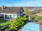 Traumhaus mit Einliegerwohnung und Pool am Waldrand - Panorama Immobilie mit Pool und Einliegerwohnung auf dem Hünerberg
