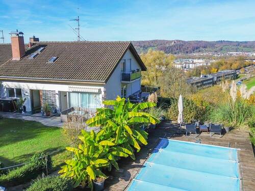Traumhaus mit Einliegerwohnung und Pool am Waldrand - Panorama Immobilie mit Pool und Einliegerwohnung auf dem Hünerberg