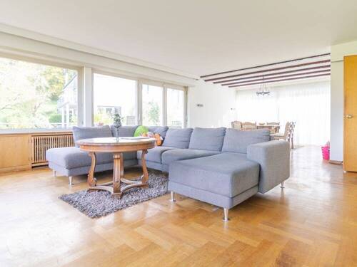 Sonnenlichtdurchströmtes Wohnzimmer mit reichlich Platz - Doppelhaushälfte mit 205,00 m² in Lörrach zum Kaufen