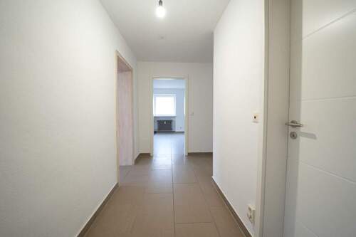 Flur - Etagenwohnung mit 80,00 m&sup2; in Geisenhausen zur Miete