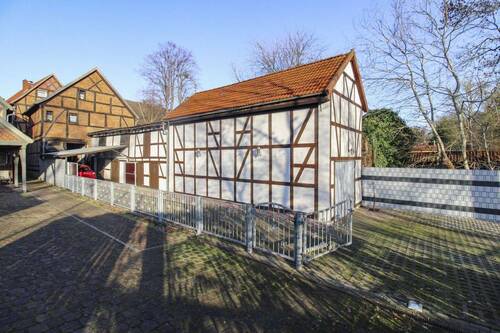 Hinterhof mit Garage und Carport - 