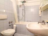 Badezimmer mit Duschwanne - 