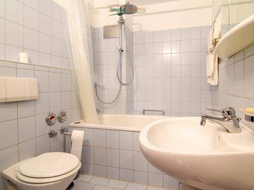 Badezimmer mit Duschwanne - 