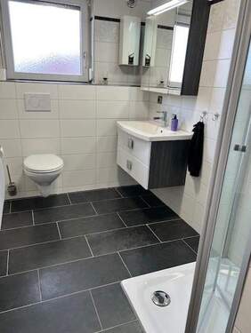 Duschbad mit bodenebener Dusche - 