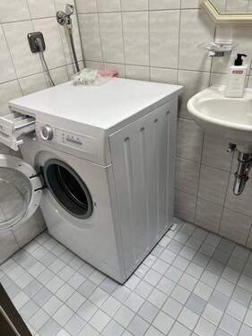 Gäste-WC mit Waschmaschinenplatz - 