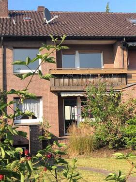 Hausansicht Garten - Vermittelt...Zentral gelegenes Reihenmittelhaus in Halle !