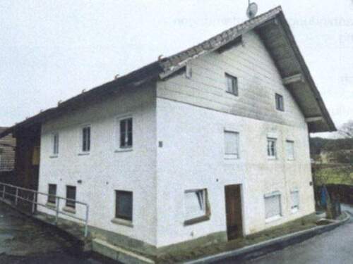 Außenansicht Wohnhaus - Zwangsversteigerung: Wohnhaus und Nebengebäude bei Schönau