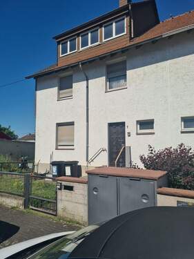 Hausansicht Straße - 6 Zimmer Doppelhaushälfte zum Kaufen in Wiesbaden