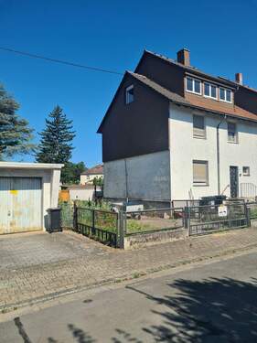 Hausansicht mit Garage und Garten - 6 Zimmer Doppelhaushälfte in Wiesbaden