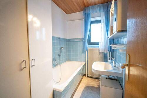 Tageslichtbadezimmer mit Wanne EG - 