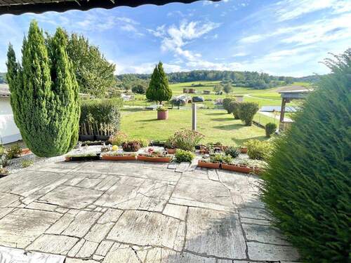 Terrasse mit Blick in den Garten - Mehrfamilienhaus, Wohnhaus mit 150,00 m&sup2; in Schaafheim / Mosbach zum Kaufen