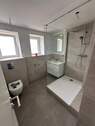 Bad mit Dusche, Fenster - 3 Zimmer Etagenwohnung in Coburg
