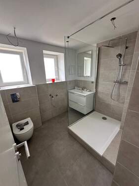 Bad mit Dusche, Fenster - 3 Zimmer Etagenwohnung in Coburg