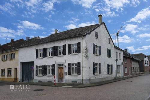 Außenansicht des denkmalgeschützten Gebäudes - 8 Zimmer Reihenmittelhaus in Erkelenz