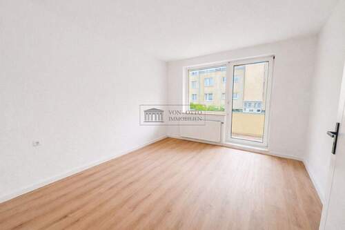 Wohnzimmer mit Balkon - 3 Zimmer Etagenwohnung zum Kaufen in Bremen