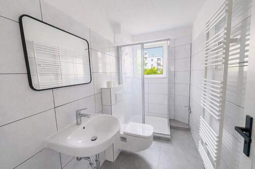 Modernes Badezimmer mit natürlichem Licht - Etagenwohnung mit 59,00 m&sup2; in Bremen zum Kaufen