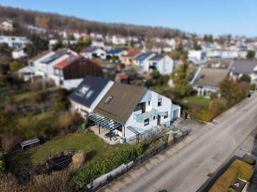 Außenaufname - Charmante Doppelhaushälfte mit offener Wohnatmosphäre in Oberelchingen