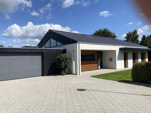 Hausansicht von vorn - Exklusives Architektenhaus in Basthorst - Wohnen auf höchstem Niveau