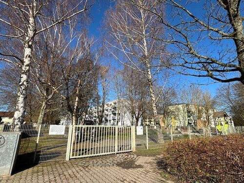 Wohnen mit Sicht auf Spielplatz - 3 Zimmer Etagenwohnung zum Kaufen in Heilbronn