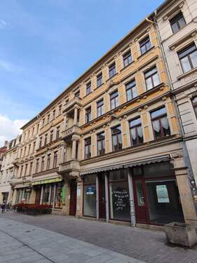 Gebäude - Viel Platz für Frühlingsgefühle! Große Altbauwohnung sucht neue Mieter.