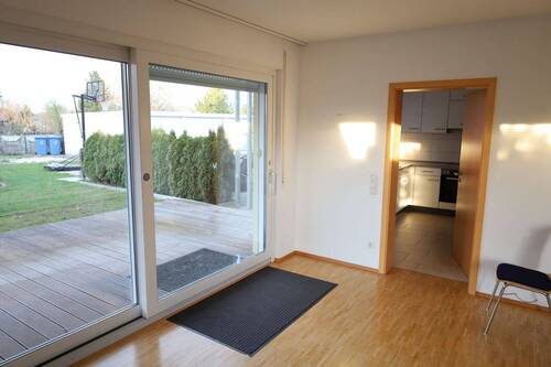 Wohnzimmer mit Zugang Küche - Etagenwohnung mit 78,00 m&sup2; in Balingen-Erzingen zum Kaufen