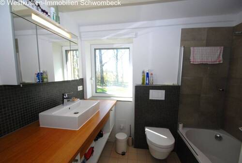 Modernes Badezimmer mit Wanne und Duschabtrennung - 
