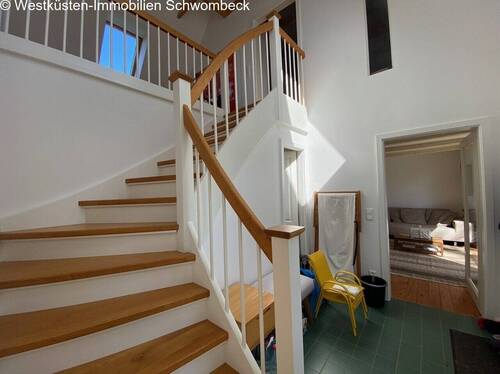 Elegante Treppe mit Holzausstattung und offener Raumgestaltung - 