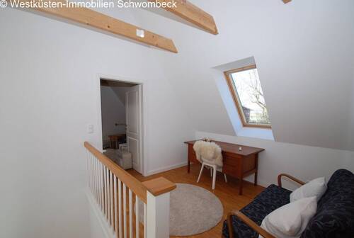 Helles Dachgeschoss mit Dachfenster und offener Raumstruktur - 