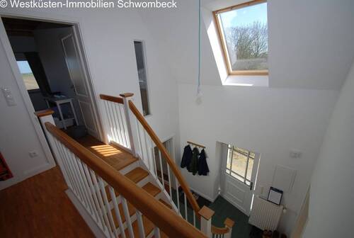 Lichtdurchfluteter Treppenaufgang mit Dachfenster und intelligenter Raumaufteilung - 