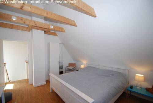 Dachgeschoss-Schlafzimmer mit Holzbalkendecke und Ankleidebereich - 