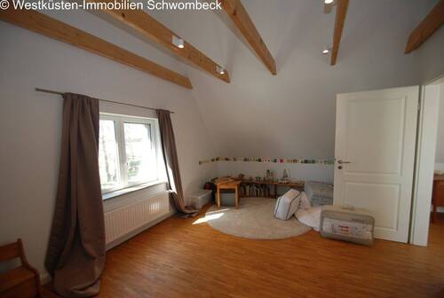 Helles Kinderzimmer mit Dachbalken und flexibler Raumaufteilung - 