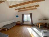 Kinderzimmer mit Holzbalkendecke und Panoramafenster - 