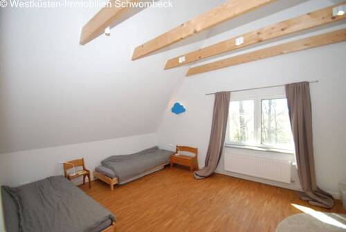 Dachgeschoss-Kinderzimmer mit Holzbalkendecke und großflächigen Fenstern - 