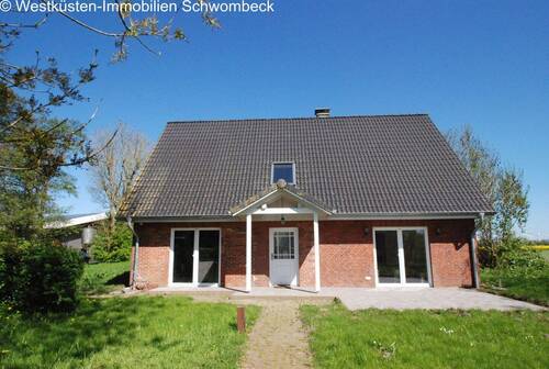 Wohnhaus mit offener Terrassenfassade und modernem Satteldach - 