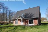 Modernes Backsteinhaus mit ausgebautem Dachgeschoss und Dachfenster - 