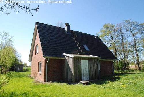 Klassisches Einfamilienhaus mit ausgebautem Dachgeschoss und Anbau - 5 Zimmer Einfamilienhaus in Nordermeldorf