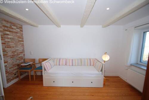 Helles Schlafzimmer mit Dachbalken und großflächigen Fenstern - 