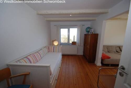 Helles Gästezimmer mit Dachbalken und optimaler Raumnutzung - 