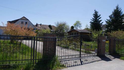 Eingangstor - AREAS: Landlust-gemütliches EFH in Ottendorf-Okrilla zu verkaufen