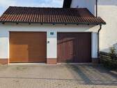 Einfahrt mit Garagen - 