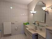 Bad mit Waschbecken und Waschmaschinenanschluss - 